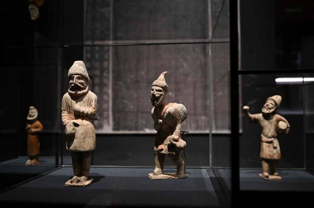 “歷史之遇——中國(guó)與西亞古代文明交流展”于1月12日至4月11日在故宮午門正殿展廳舉行。這是展出的陶彩繪人俑（1月10日攝）。新華社記者金良快攝