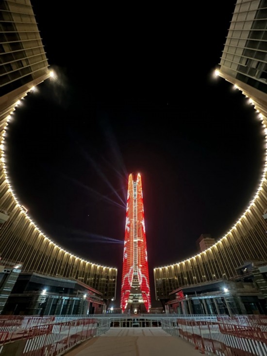  2024年2月9日，埃及開羅以東建設(shè)中的埃及新行政首都中央商務(wù)區(qū)項(xiàng)目上演燈光秀，迎接龍年春節(jié)。新華社發(fā)（黎炳宏攝）