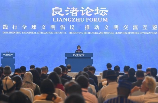 2023年12月3日，卡塔爾國家圖書館執(zhí)行館長陳慧心在“良渚論壇”上發(fā)言。當日，以“踐行全球文明倡議，推動文明交流互鑒”為主題的首屆“良渚論壇”在浙江省杭州市開幕。新華社記者 黃宗治 攝