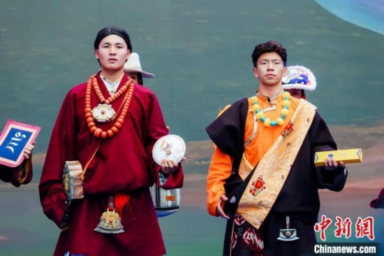 圖為身著民族服飾的演員們展示果洛特產(chǎn)。 果洛州文體旅游廣電局 供圖