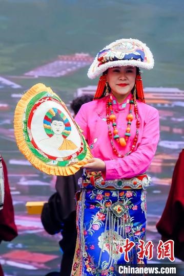 圖為身著民族服飾的演員們展示果洛特色產(chǎn)品。 果洛州文體旅游廣電局 供圖