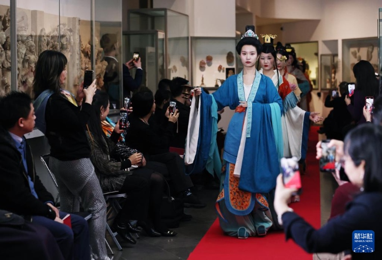 3月13日，在位于法國巴黎的吉美國立亞洲藝術(shù)博物館，模特展示敦煌復(fù)原服飾。新華社記者 高靜 攝