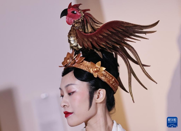 3月13日，在位于法國巴黎的吉美國立亞洲藝術(shù)博物館，模特展示敦煌復(fù)原服飾。新華社記者 高靜 攝