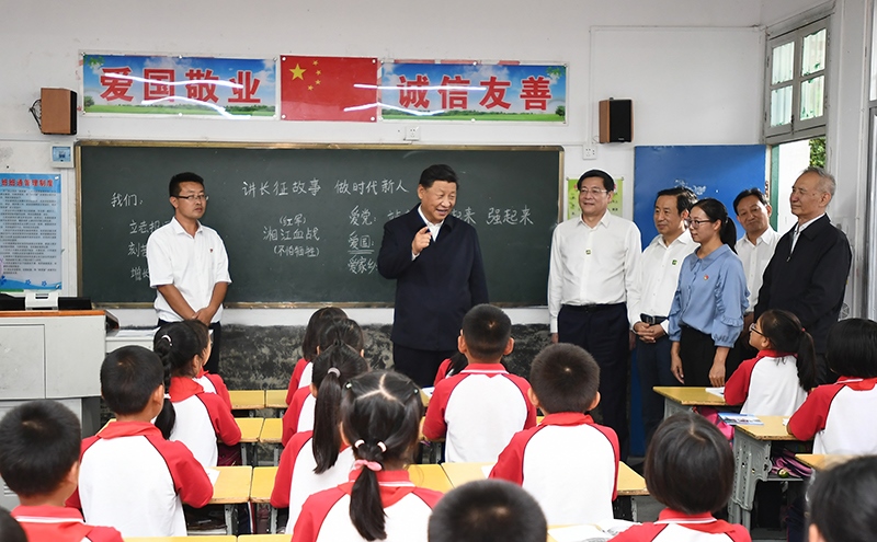 2020年9月16日，習(xí)近平總書記在湖南省郴州市汝城縣文明瑤族鄉(xiāng)第一片小學(xué)，同正在上思政課的同學(xué)們親切交流。