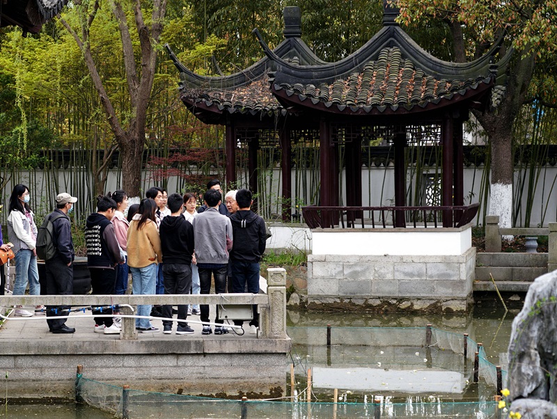 2021年3月30日，在上海交通大學(xué)南蘇園的“微型洱?！迸?，孔海南教授為學(xué)生們打造“沉浸式”思政課。