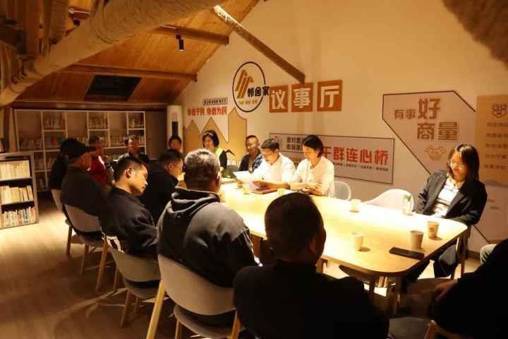 △浙江金華武義縣后陳村“鄰舍家”協(xié)商議事會討論舊村改造事宜。