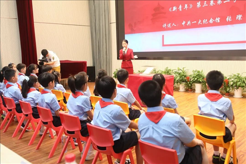 △ 2023年9月1日，中共一大紀(jì)念館帶著館藏珍貴文物《新青年》第三卷第二號(hào)來(lái)到靜安區(qū)第一中心小學(xué)。