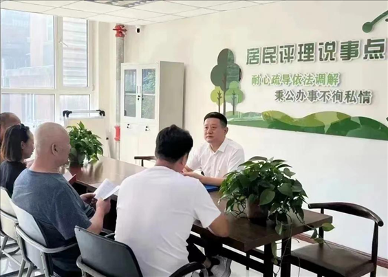 村（居）民評(píng)理說事點(diǎn)調(diào)解矛盾糾紛。遼寧省司法廳供圖