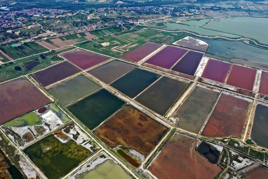 這是2023年7月11日拍攝的山西運(yùn)城鹽湖一角（無人機(jī)照片）。按照“生態(tài)優(yōu)先、保護(hù)為主、適度開發(fā)”的原則，2020年9月，運(yùn)城市全面停止鹽湖范圍內(nèi)的工業(yè)生產(chǎn)活動。近年來，千年鹽湖正在向生態(tài)保護(hù)、風(fēng)貌重塑、產(chǎn)業(yè)轉(zhuǎn)型、全域旅游的“綠色發(fā)展”轉(zhuǎn)變。