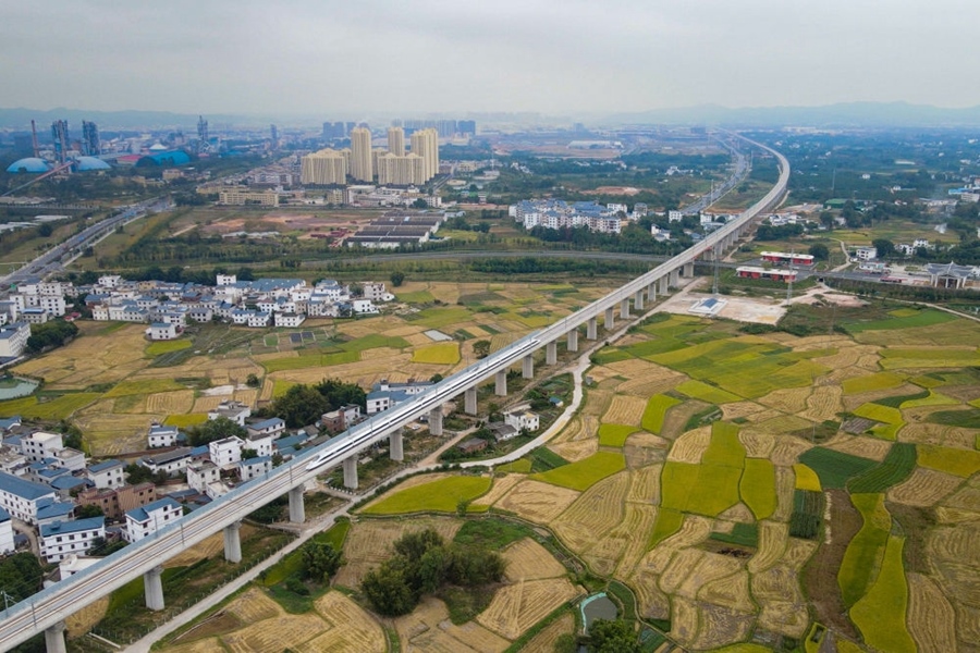 2021年10月14日，聯(lián)調(diào)聯(lián)試列車經(jīng)過贛深高鐵信豐特大橋（無人機(jī)照片）。2021年12月10日，連通贛南革命老區(qū)與深圳經(jīng)濟(jì)特區(qū)的贛深高鐵正式開通運(yùn)營，江西與粵港澳大灣區(qū)間形成快速客運(yùn)通道。
