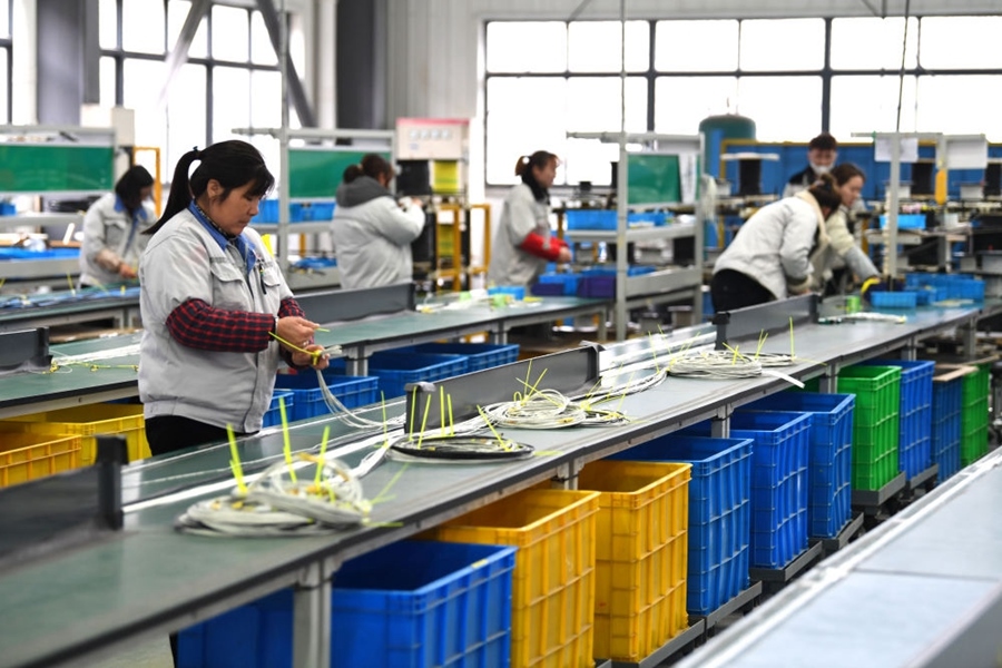 2022年2月16日，工作人員在安徽省滁州市汊河軌道交通裝備產(chǎn)業(yè)園的一家軌道交通裝備企業(yè)生產(chǎn)線上忙碌。安徽省滁州市來安縣汊河鎮(zhèn)地處皖蘇交界，緊鄰南京市江北新區(qū)。近年來，來安縣成為承接南京產(chǎn)業(yè)轉(zhuǎn)移的前沿陣地，汊河這個曾經(jīng)的傳統(tǒng)農(nóng)業(yè)小鎮(zhèn)緊抓機(jī)遇，開始深度融入長三角，參與產(chǎn)業(yè)協(xié)作分工。產(chǎn)業(yè)園吸引了越來越多長三角地區(qū)軌道交通企業(yè)入駐，形成了鐵路客車、城際軌道零部件研發(fā)、生產(chǎn)、銷售的產(chǎn)業(yè)集群。