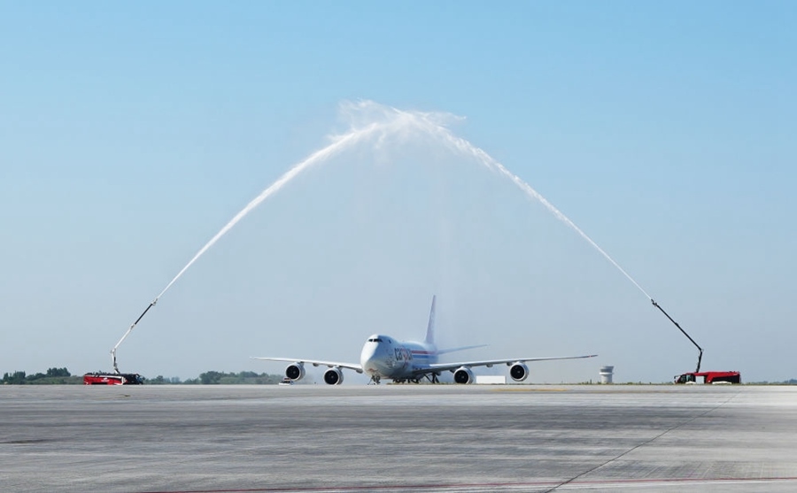 2023年6月14日，盧森堡國際貨運(yùn)航空公司的B747－8F全貨機(jī)抵達(dá)鄭州。鄭州—盧森堡“空中絲綢之路”貨運(yùn)量累計突破100萬噸。