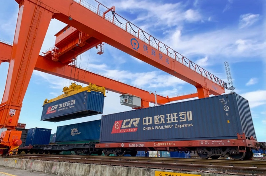 2022年4月29日，在鐵路合肥北站物流基地集裝箱作業(yè)區(qū)，龍門吊吊裝準(zhǔn)備發(fā)運(yùn)的中歐班列集裝箱。
