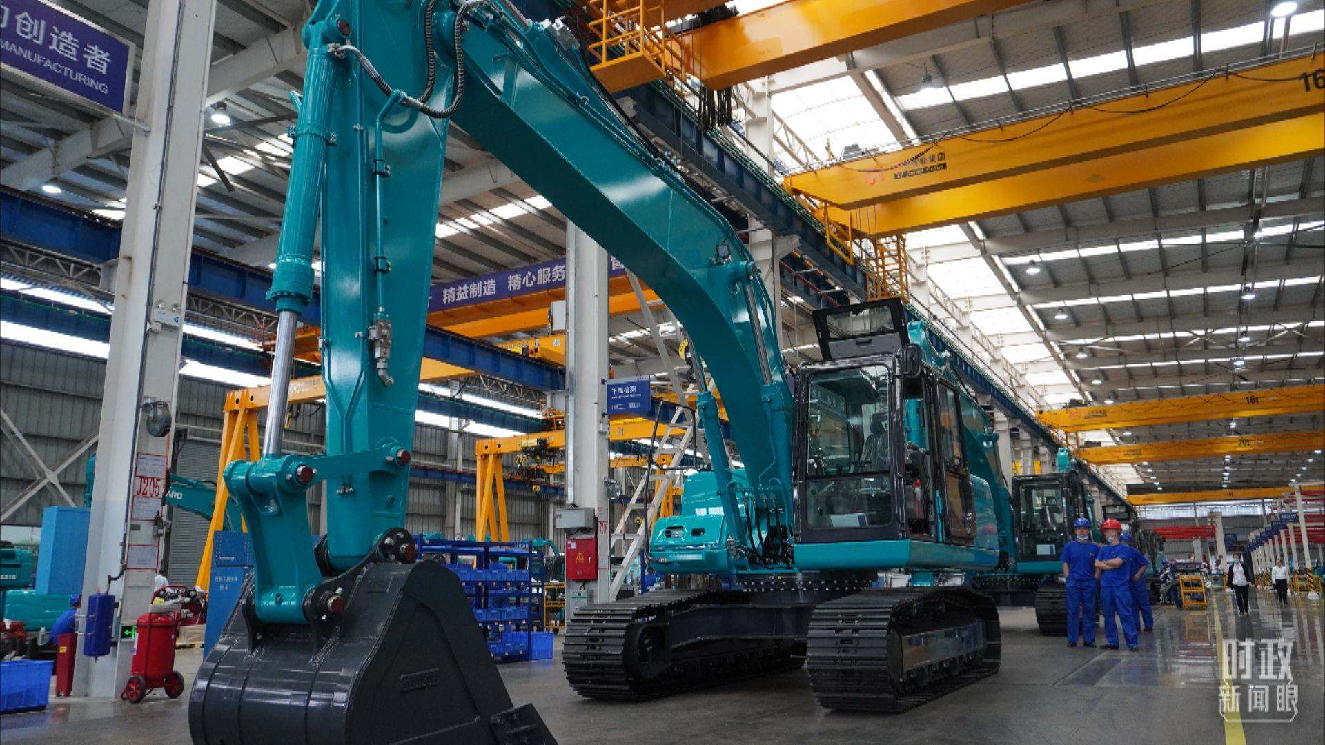 △這是山河智能大型挖掘機(jī)的組裝車間。2020年9月，習(xí)近平曾到此地考察。（總臺央視記者郭曉龍拍攝）