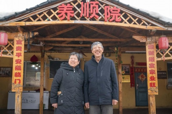 在伊春市友好區(qū)，伊春森工上甘嶺林業(yè)局有限責(zé)任公司溪水林場分公司退休職工劉養(yǎng)順（右）和老伴楊秋娥在自家農(nóng)家院中（3月13日攝）。新華社記者 謝劍飛 攝
