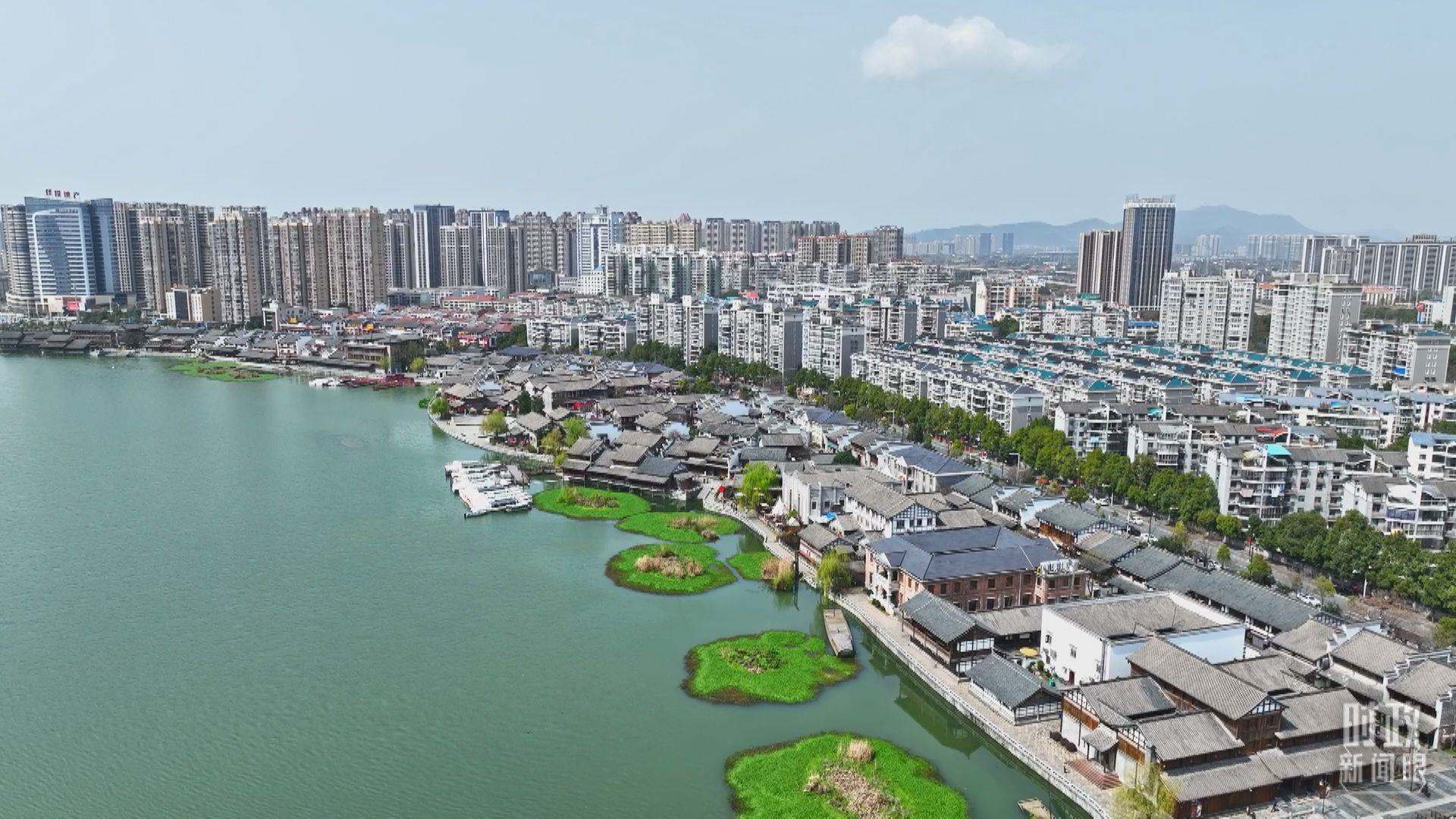 △沅江江畔，常德河街與現(xiàn)代建筑交相輝映。（總臺央視記者范凱拍攝）