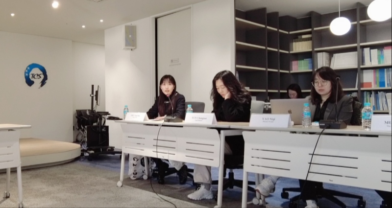 記者（左一）在交流活動(dòng)上，以加強(qiáng)中日韓三國(guó)經(jīng)濟(jì)合作、增進(jìn)三國(guó)民眾相互理解為主題發(fā)表演講。權(quán)小星攝