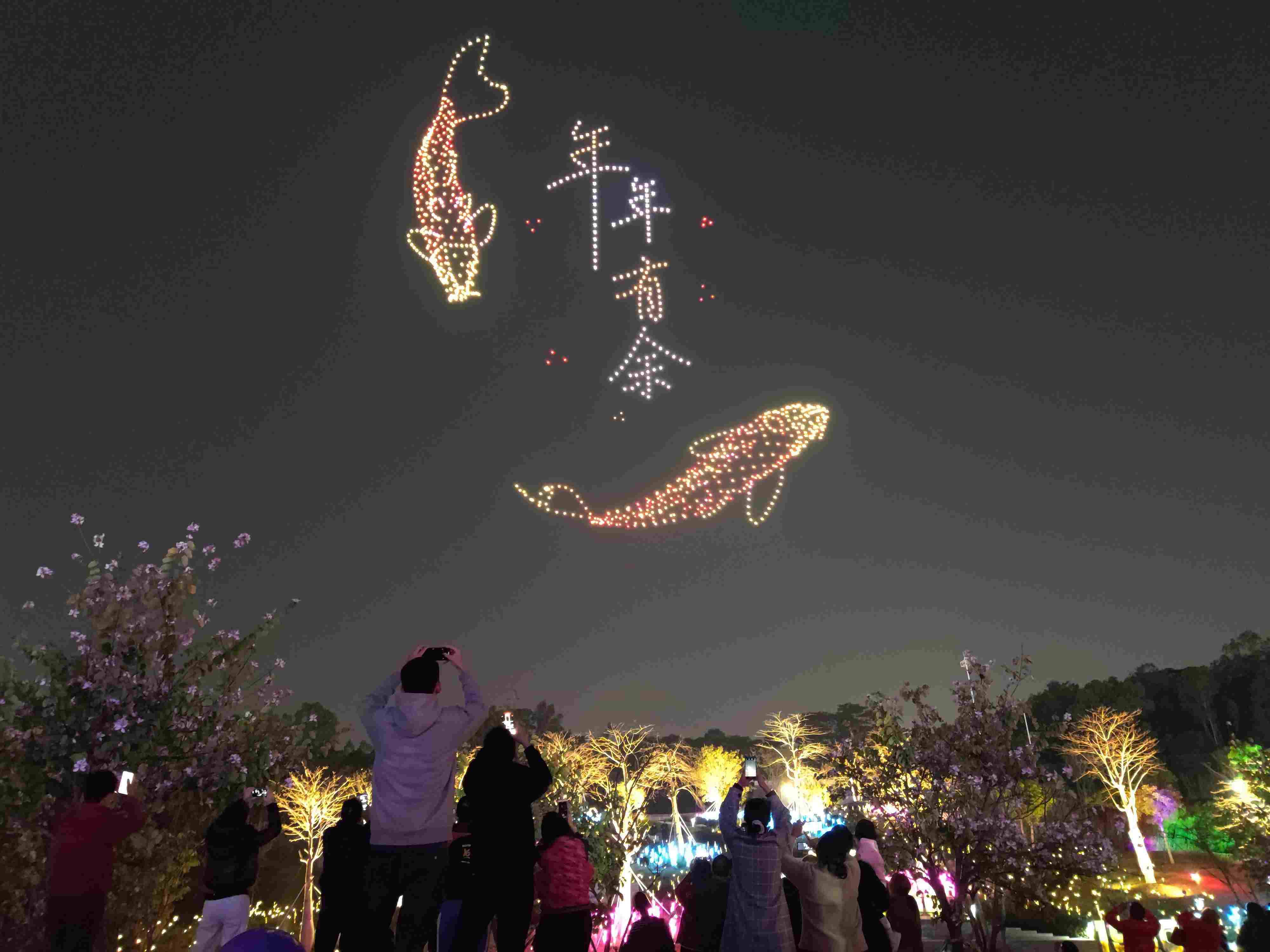 △ 2024年2月10日，深圳北站中心公園，春節(jié)主題無人機燈光秀引來眾多游客駐足觀看。