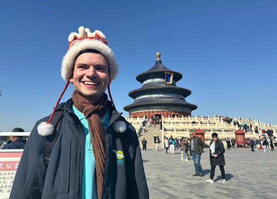 3月20日，德國游客馬克西米利安在北京天壇公園參觀游覽。新華社記者 楊淑君 攝