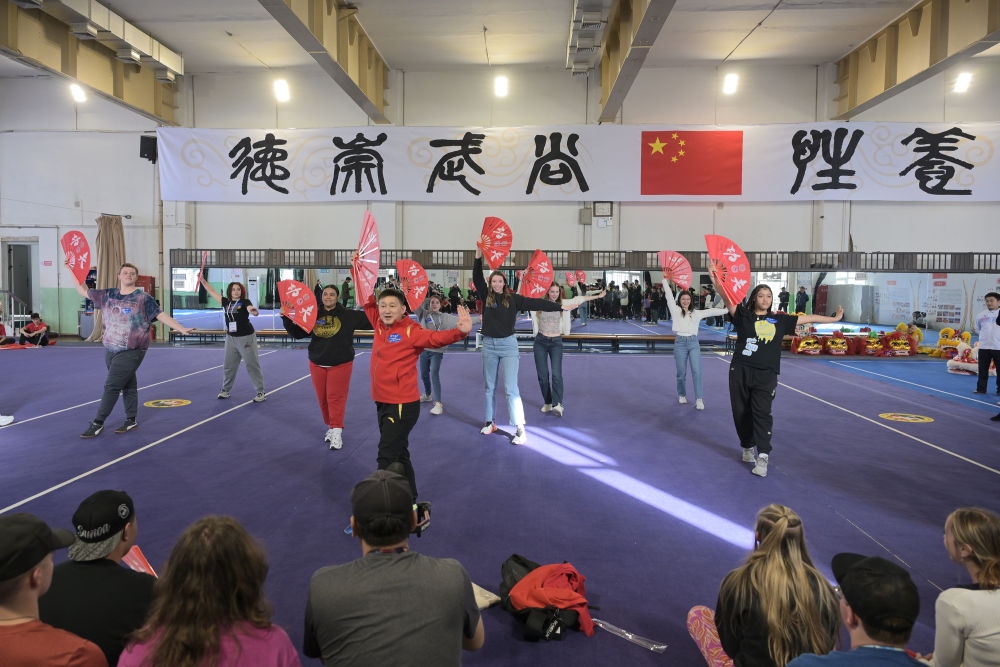 3月19日，美國(guó)華盛頓州中學(xué)生代表團(tuán)的成員在首都體育學(xué)院體驗(yàn)功夫扇。新華社記者 李鑫 攝