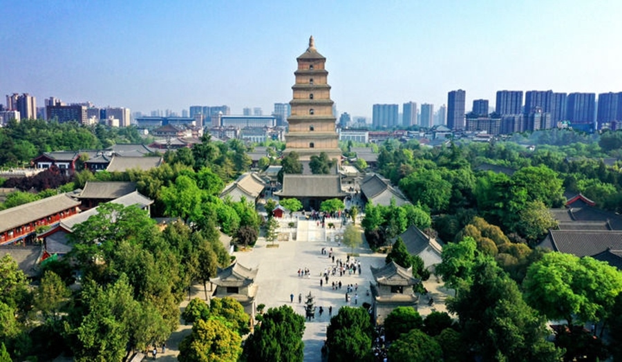  這是2023年4月19日拍攝的西安大雁塔（無人機(jī)照片）。2014年6月，由中國、哈薩克斯坦和吉爾吉斯斯坦三國聯(lián)合申報的“絲綢之路：長安-天山廊道的路網(wǎng)”成功列入《世界遺產(chǎn)名錄》,成為世界上第一個以聯(lián)合申報的形式成功列入世界遺產(chǎn)名錄的絲綢之路項(xiàng)目，也是聯(lián)合國教科文組織確定的絲綢之路54個廊道中第一個成功申遺的項(xiàng)目。新華社記者 劉瀟 攝