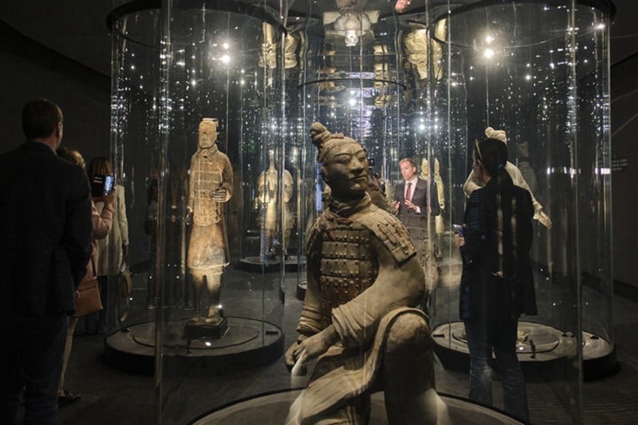  2023年3月28日，觀眾在西班牙阿利坎特參觀“中國秦漢文明的遺產(chǎn)”展覽。新華社記者 孟鼎博 攝