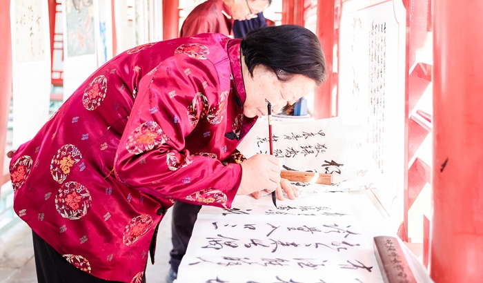 杏花節(jié)書畫展上書法家現(xiàn)場創(chuàng)作。受訪方供圖