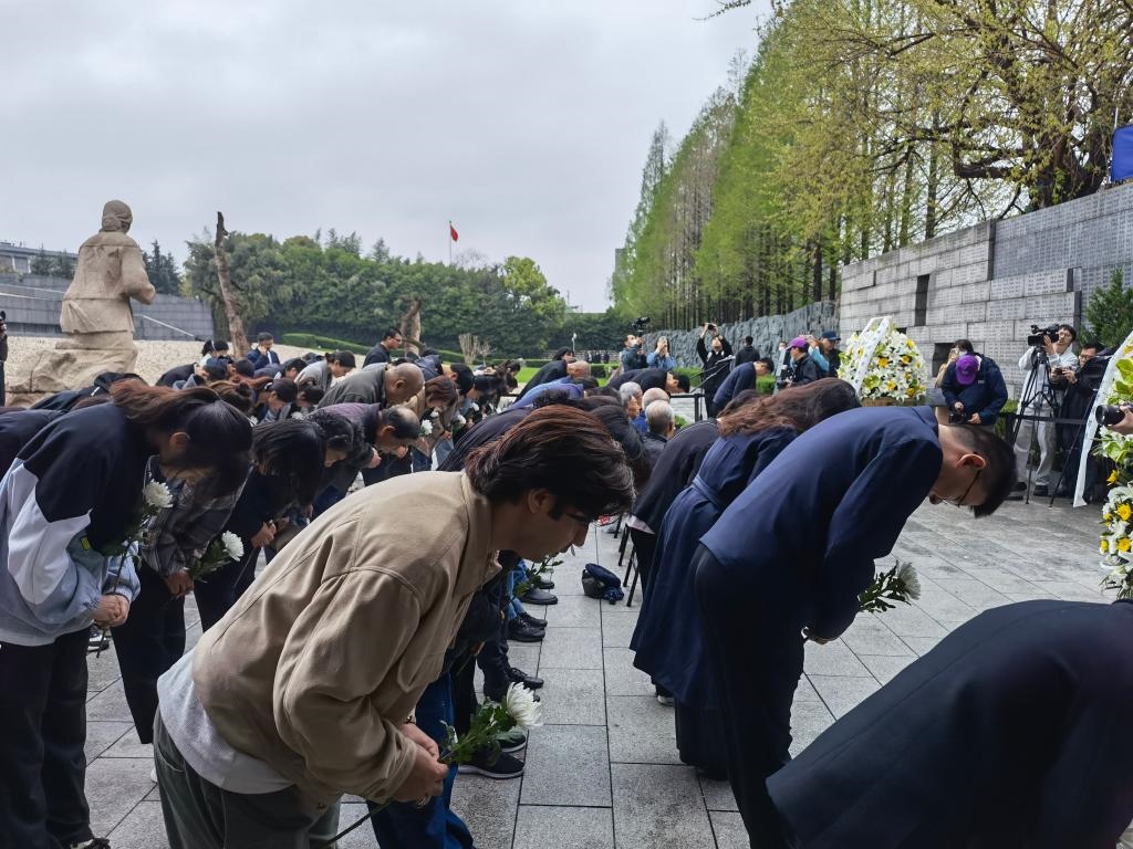人們面向“哭墻”鞠躬。新華社記者邱冰清 攝