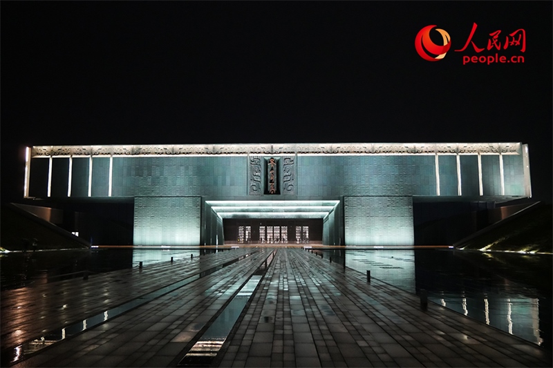 夜間的殷墟博物館外景。人民網(wǎng)記者 韋衍行攝