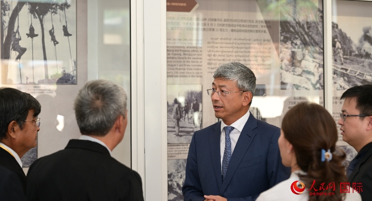 陳海大使了解中國遠征軍紀念館情況。人民網記者 謝佳君攝