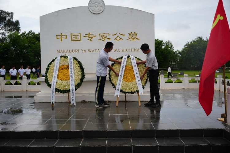 醫(yī)療隊(duì)隊(duì)長(zhǎng)敬獻(xiàn)花圈。中國(guó)援桑醫(yī)療隊(duì)供圖