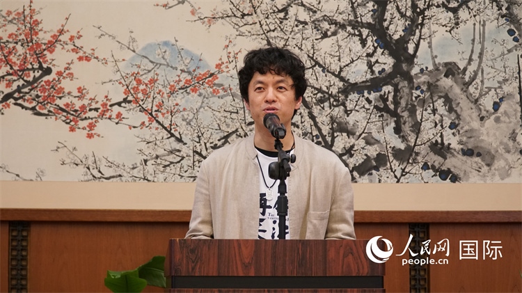 影片導(dǎo)演竹內(nèi)亮致辭。人民網(wǎng) 蔣曉辰攝