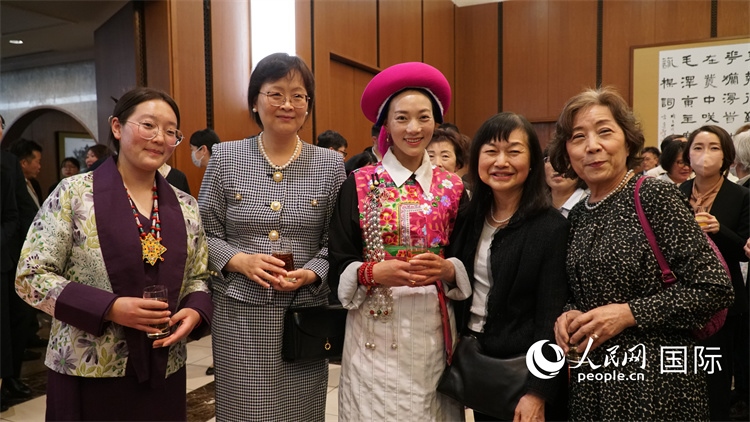 來賓與茨姆等人熱烈交流并合影留念。人民網(wǎng) 蔣曉辰攝