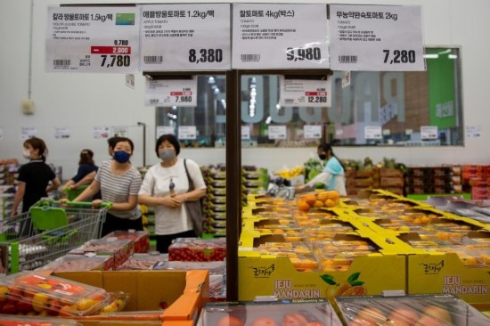 2022年7月9日，人們在韓國高陽市一家超市水果區(qū)購物。新華社記者王益亮攝