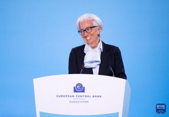 4月11日，歐洲中央銀行行長拉加德在德國法蘭克福歐洲中央銀行總部出席新聞發(fā)布會。新華社記者 張帆 攝