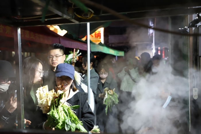 天水麻辣燙爆火，游客正在排隊。圖片來源：天水市融媒體中心