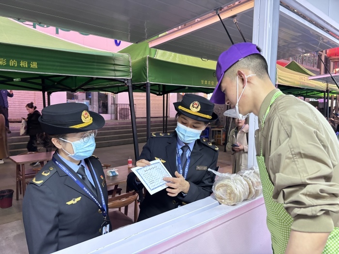 甘肅省天水市麥積區(qū)北道埠街道市場監(jiān)管所為麥積區(qū)步行街開辦的“麻辣燙一條街”提供送證上門服務。受訪者供圖