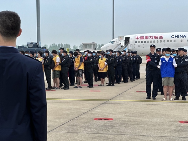 中國籍涉賭詐違法犯罪嫌疑人從柬埔寨被押解回國。人民網記者 郝萍攝