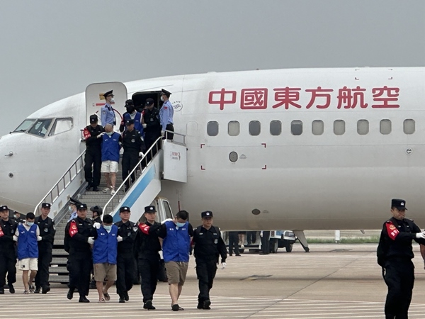 中國籍涉賭詐違法犯罪嫌疑人從柬埔寨被押解回國。人民網記者 郝萍攝