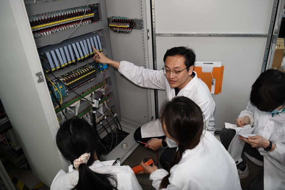 2024年4月6日，在位于安徽合肥的中國科學技術大學，安徽省先進功能高分子薄膜工程實驗室團隊成員在檢修自主研制的高分子薄膜原位雙向拉伸實驗設備的電氣控制系統(tǒng)。