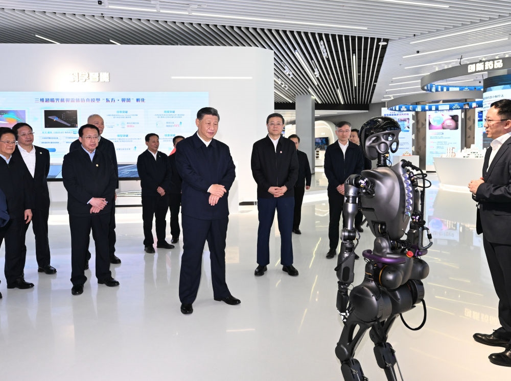 2023年11月28日下午，習近平總書記在上海浦東新區(qū)張江科學城參觀上?？萍紕?chuàng)新成果展。