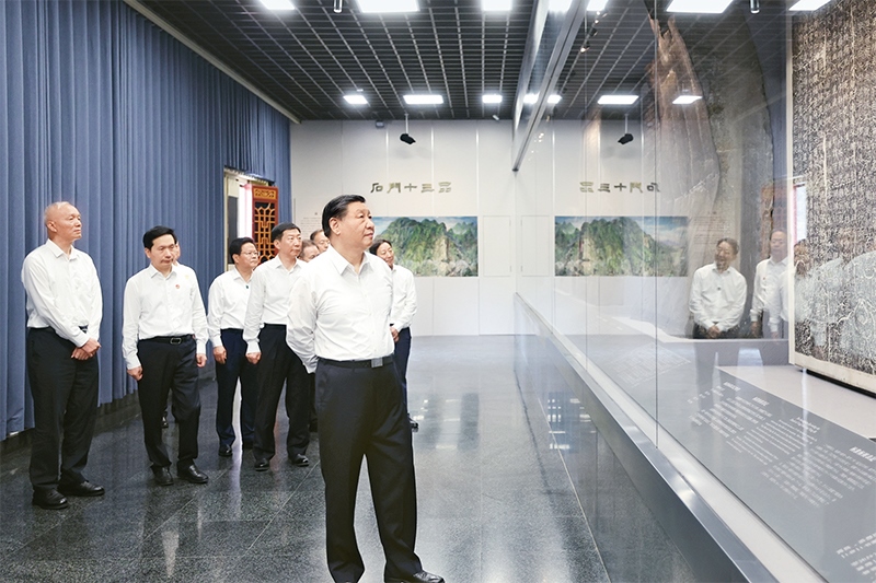 2023年7月29日，中共中央總書記、國家主席、中央軍委主席習(xí)近平在四川考察結(jié)束返京途中，來到陜西省漢中市考察。這是習(xí)近平參觀漢中市博物館有關(guān)歷史文物展陳。 新華社記者 鞠鵬/攝