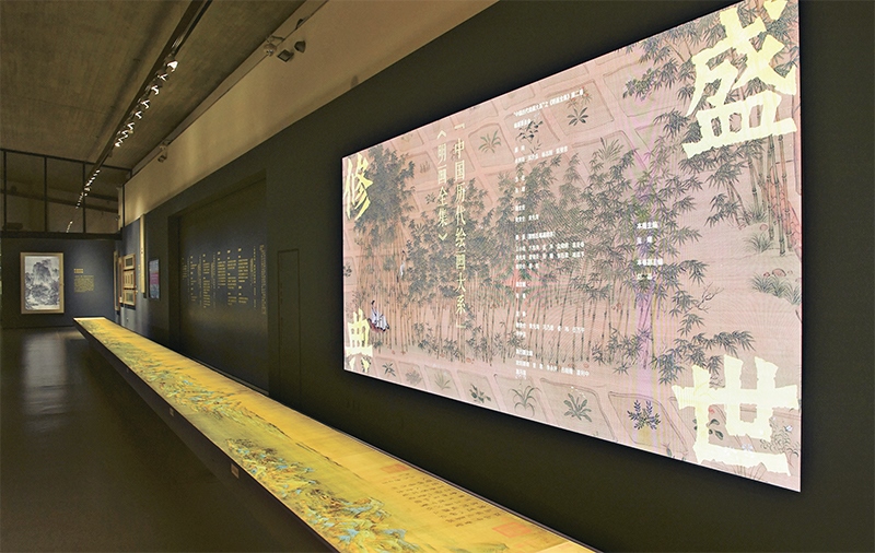 “中國(guó)歷代繪畫(huà)大系”，是習(xí)近平總書(shū)記親自批準(zhǔn)、高度重視的一項(xiàng)規(guī)模浩大、縱貫歷史、橫跨中外的國(guó)家級(jí)重大文化工程。圖為中國(guó)國(guó)家版本館杭州分館展示的“盛世修典——‘中國(guó)歷代繪畫(huà)大系’”收錄的數(shù)字化古畫(huà)（2023年5月31日攝）。 新華社記者 翁忻旸/攝