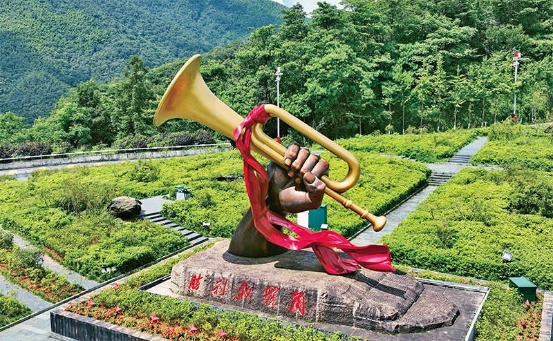 井岡山，是中國(guó)革命的搖籃。圖為2023年6月28日在井岡山拍攝的“勝利的號(hào)角”雕塑。 新華社記者 萬(wàn)象/攝