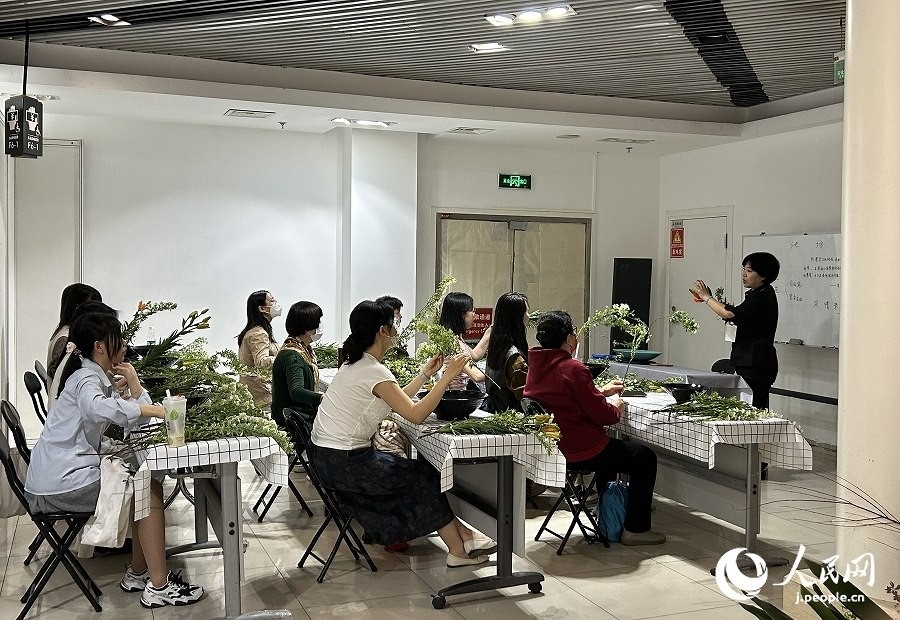 插花體驗(yàn)課。人民網(wǎng) 玄番登史江攝
