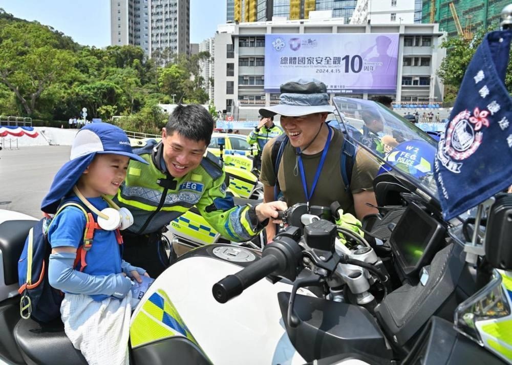 △2024年4月13日，香港特區(qū)政府警務(wù)處舉行“全民國(guó)家安全教育日”暨香港警察學(xué)院開(kāi)放日開(kāi)幕典禮。這是13日當(dāng)天，警隊(duì)護(hù)送組人員現(xiàn)場(chǎng)向市民介紹其工作。