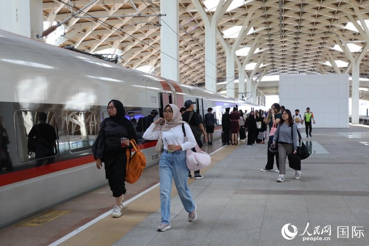 在雅萬高鐵雅加達(dá)哈利姆站站臺(tái)，乘客準(zhǔn)備登上動(dòng)車組列車。人民網(wǎng)記者 曹師韻攝