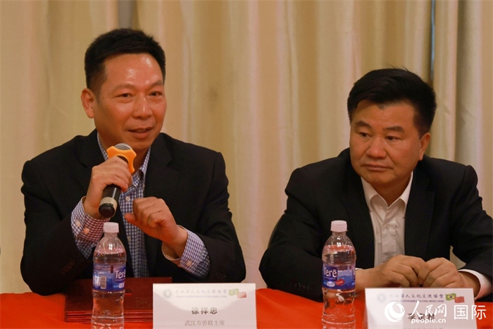 武漢市僑聯(lián)主席徐祥忠（左）在座談會(huì)上致辭。人民網(wǎng)記者 陳海琪攝