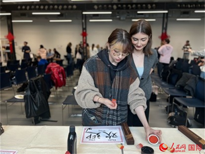 學生現(xiàn)場體驗中國書法。人民網(wǎng)記者 禹麗敏攝