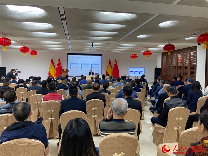 季奕鴻律師主講法律知識。人民網(wǎng)記者 范劍青攝
